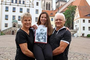 Kerstin Knabe und Bogdan Musiol tragen Preisträgerin Elisabeth Bier auf den Händen